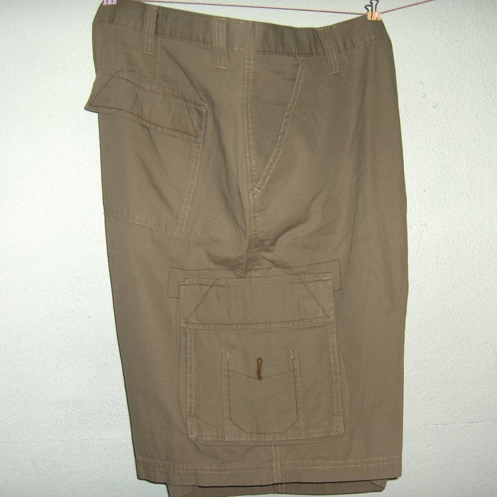 Wrangler Rip Stop Cargo Shorts, 42, Measure 43" W - Picture 4 of 6